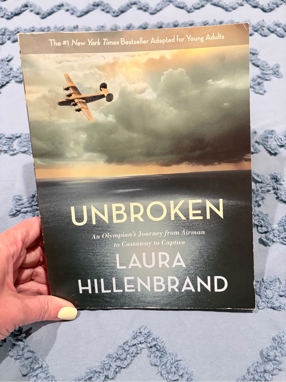 Unbroken Laura Hillenbrand Young Adult Edition WWII Louis Zamperini Paperback
